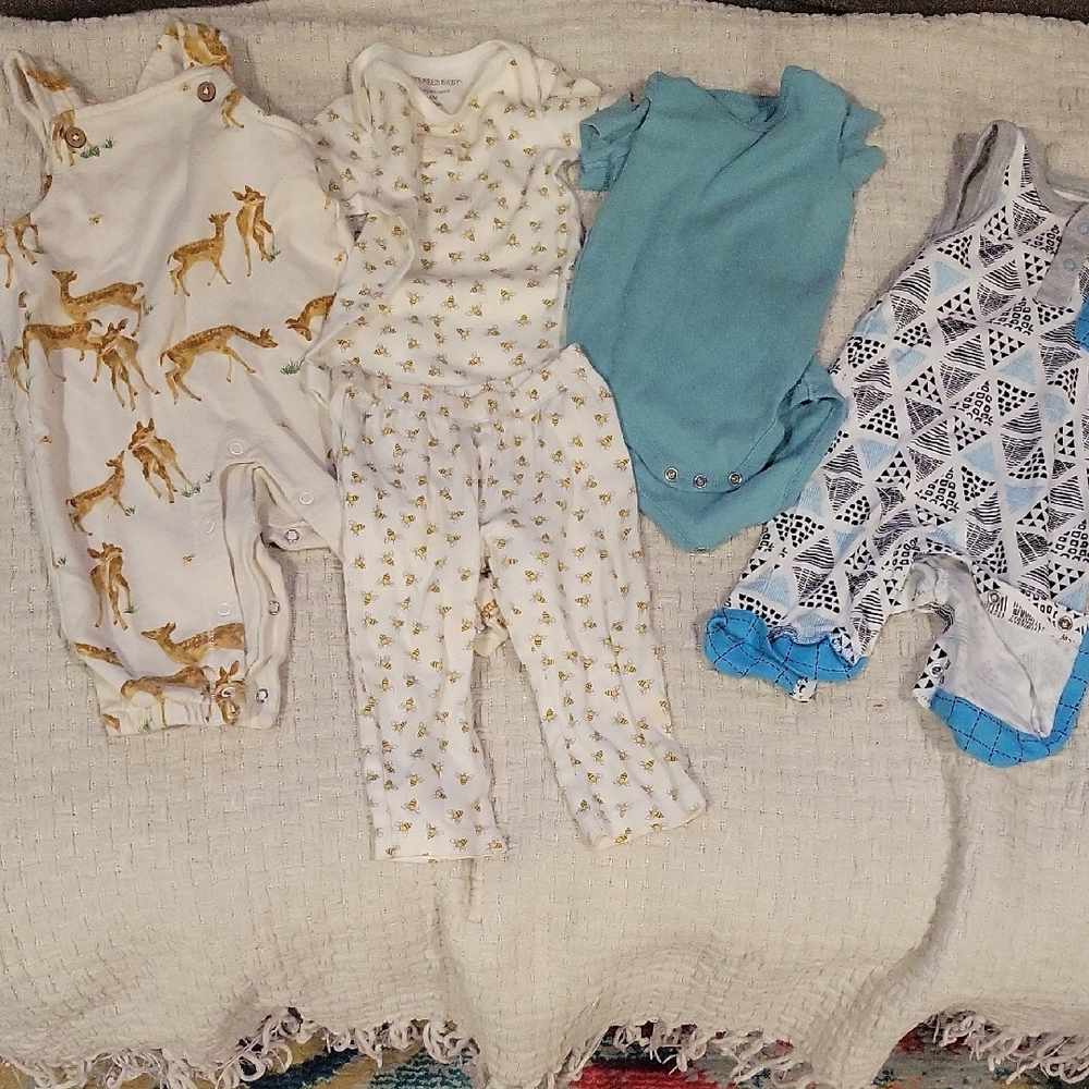 Baby Clothing Set with Giraffe Print and Blue Accents. All Organic Cotton.